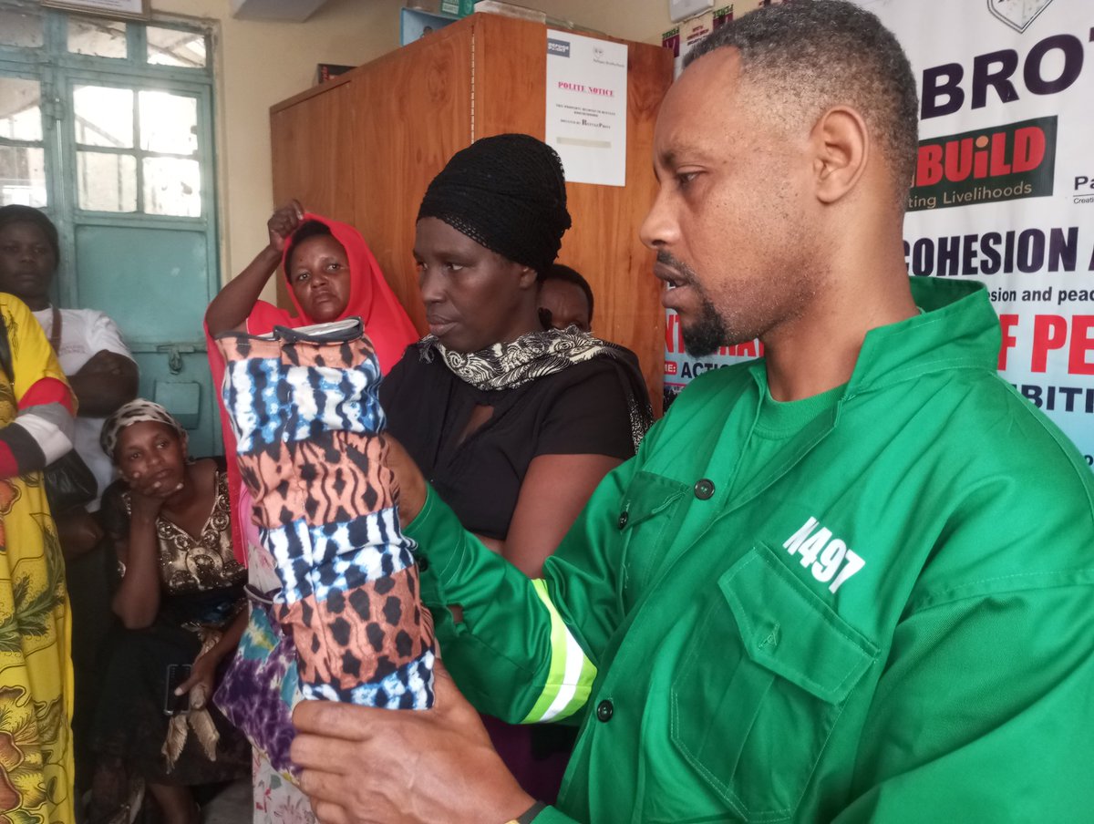 br_refugee's tweet photo. 🌟 Exciting news! The @drckenya visited our offices to select members for the first cohort to receive hand carts, boosting their plastic waste collection efforts. We are truly grateful for this support! 🙏♻️ #PlasticWasteCollection #CommunityImpact https://t.co/1uvUgLINM8