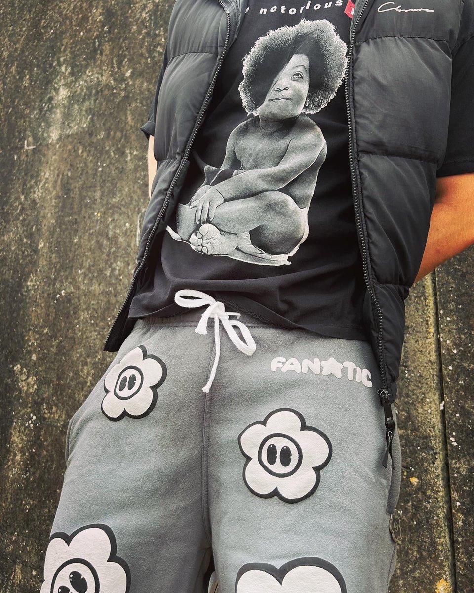 DrexRaps's tweet photo. Did a little photoshoot with Fanatic Franchise for their new merch dropping soon🔥🔥

These shorts are NUTS🤯

NEW MUSIC DROPPING 16.8.24 

Get ya headphones ready 🎧

https://t.co/VDmvAvWoiC https://t.co/vIPn12vfyH