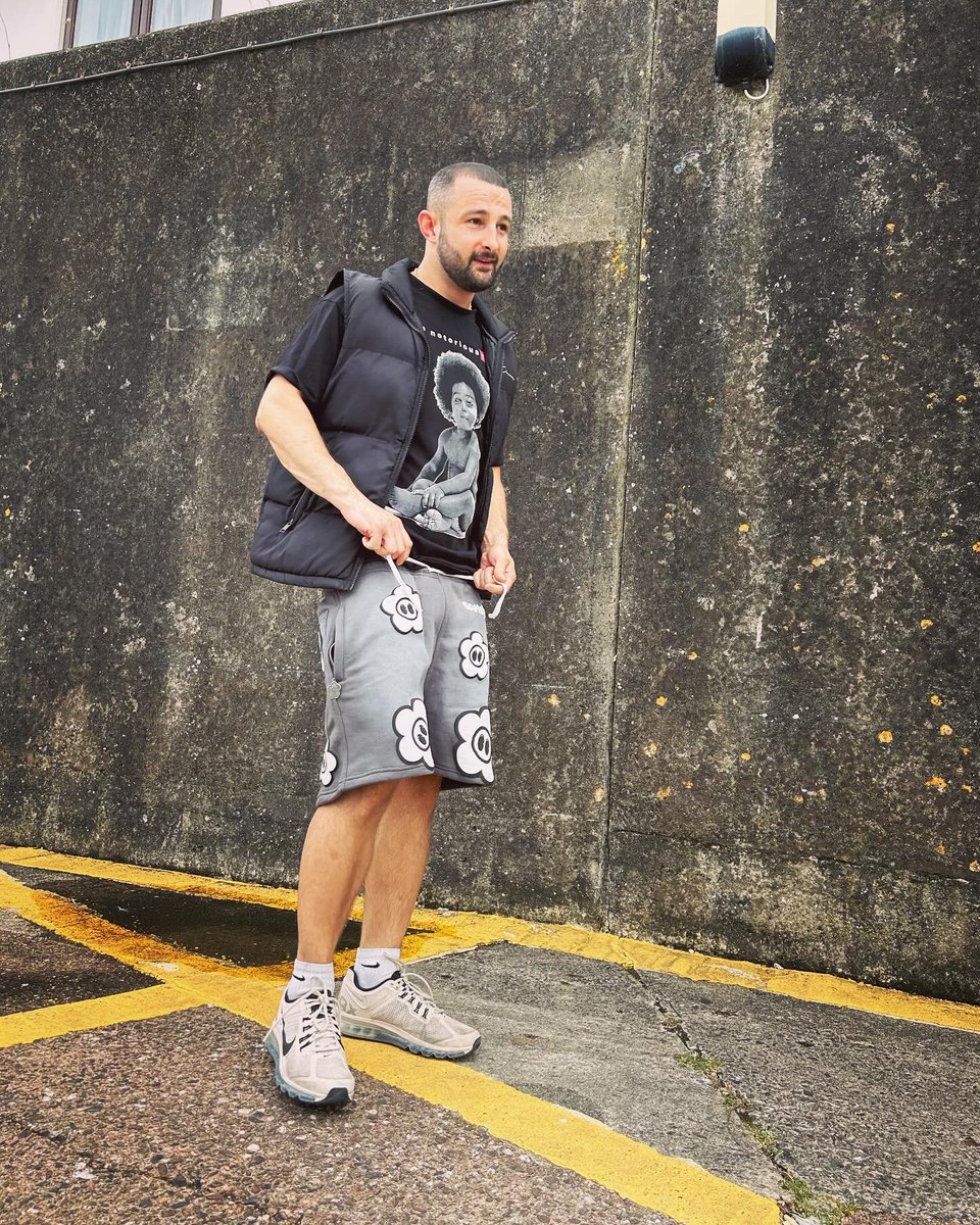 DrexRaps's tweet photo. Did a little photoshoot with Fanatic Franchise for their new merch dropping soon🔥🔥

These shorts are NUTS🤯

NEW MUSIC DROPPING 16.8.24 

Get ya headphones ready 🎧

https://t.co/VDmvAvWoiC https://t.co/vIPn12vfyH