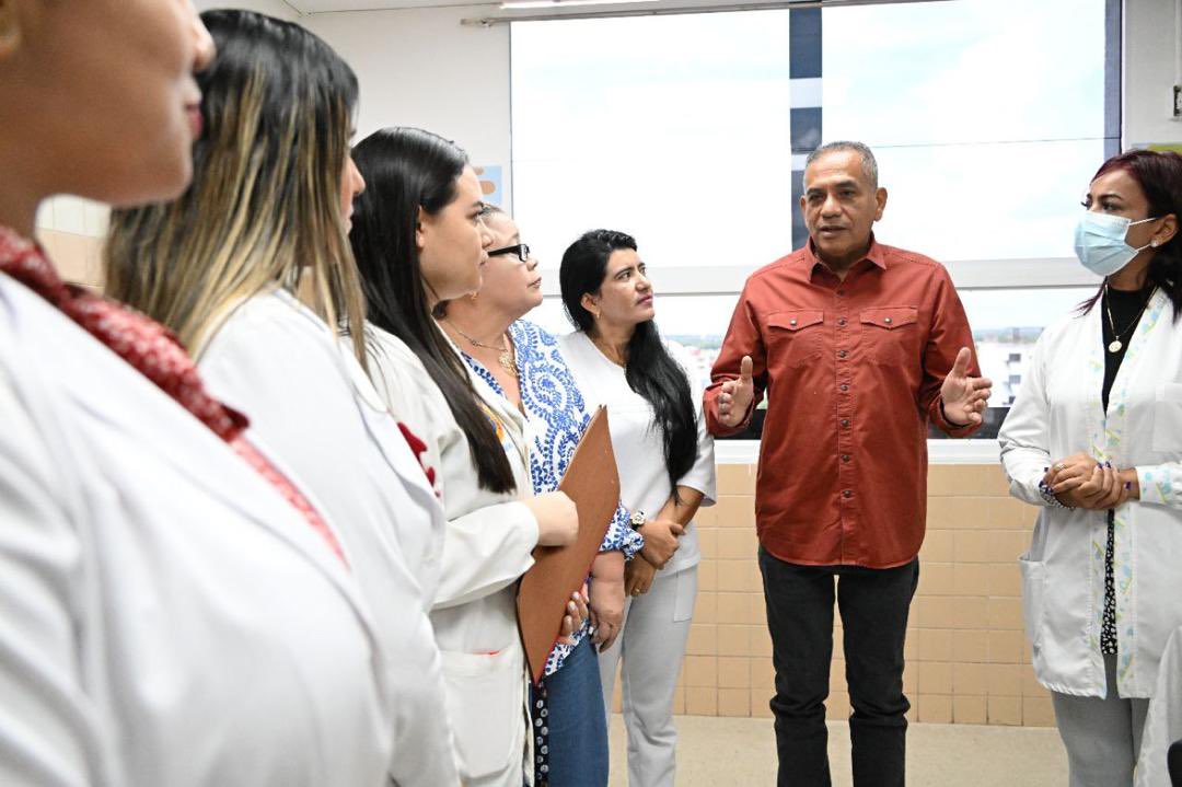 Ahora nos vinimos a la Unidad de TRAUMATOLOGÍA que ya está lista para su inauguración. Nosotros seguimos poniendo el corazón para garantizarle mejor y más salud a nuestro pueblo gracias al Presidente <a href="/NicolasMaduro/">Nicolás Maduro</a>