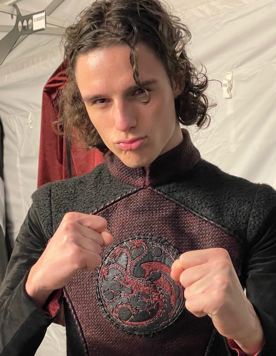 thinkercollett's tweet photo. harry behind the scenes of #HouseOfTheDragon season 2 🖤 https://t.co/6XCCbw4mEl
