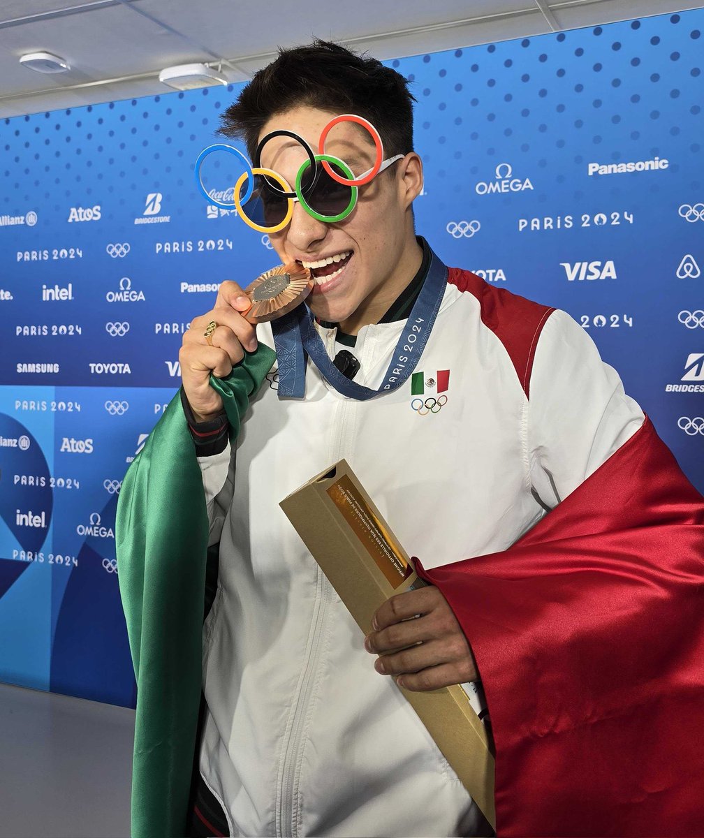 WisoVazquez's tweet image. Photo of the day 🇲🇽 📸

Osmar enjoying the spotlight after winning his second medal at these Olympic games.