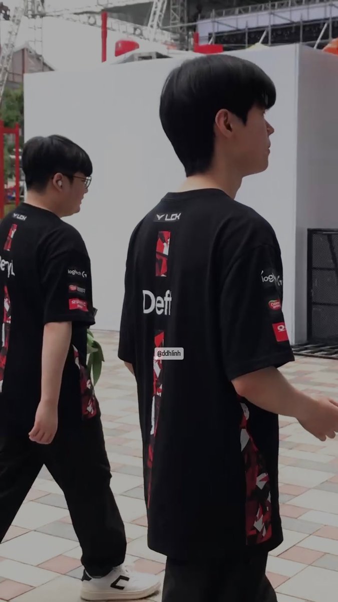 ddhlinh's tweet photo. Deft
#데프트네가팀을위해힘을주는것처럼우리가너에게힘을줄게
(Deft, như cách cậu mang sức mạnh đến cho đội, chúng tôi cũng sẽ mang sức mạnh đến cho cậu!)
#데프트네가이끌어가는팀의길이항상빛날거야네노력과끈기를믿어
(Con đường mà cậu dẫn dắt đội sẽ luôn tỏa sáng. https://t.co/T7jeM42Z5H