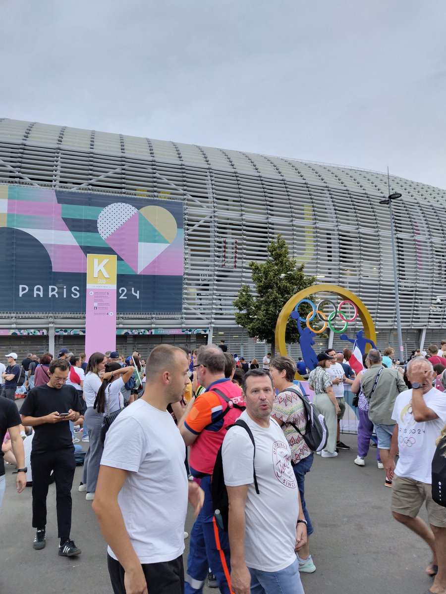 attmay95's tweet photo. Any city fans in Lille tomorrow gotta get to the stadium, the atmosphere is electric #lcfc https://t.co/0q7ljmwiWJ