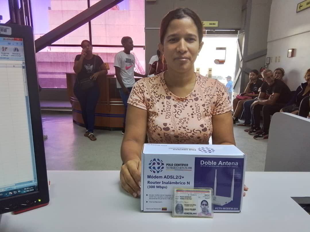 #08Ago En Carúpano, estado Sucre, Cantv hizo entrega de equipo módem WiFi a la usuaria Rosmilic Rojas, habitante del sector Hato Romar II, municipio Bermúdez, en atención a reporte realizado por la VenApp del 1x10 del Buen Gobierno.
#CantvLoHacePosible