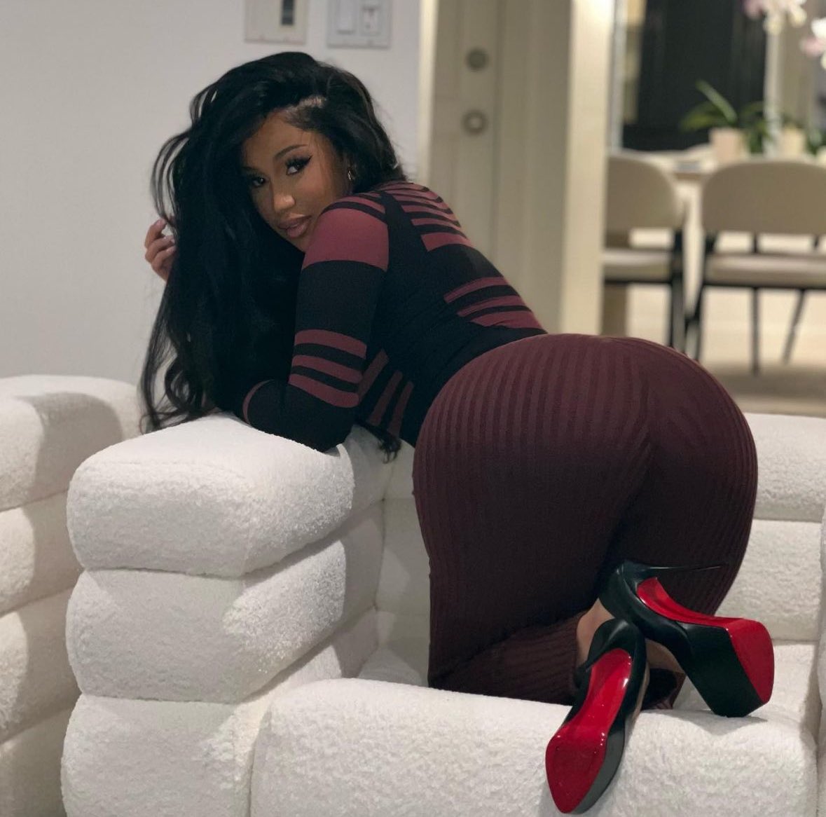 cardiposts's tweet photo. CARDI B https://t.co/u53ifnDa79