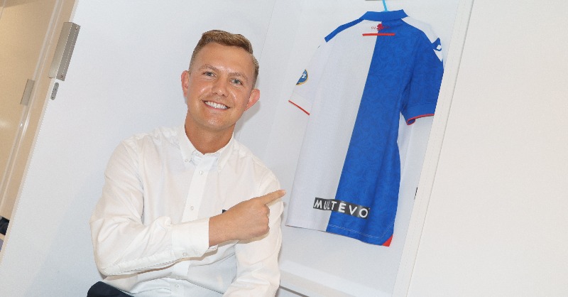 Rovers's tweet photo. 🤝 We are pleased to announce @Multevo will be the new back of shirt of sponsors for the 2024-25 campaign.
The locally established and community-focused contractor's logo will proudly be positioned on the back of all #Rovers men’s first team home, away and third kits.
🔵⚪