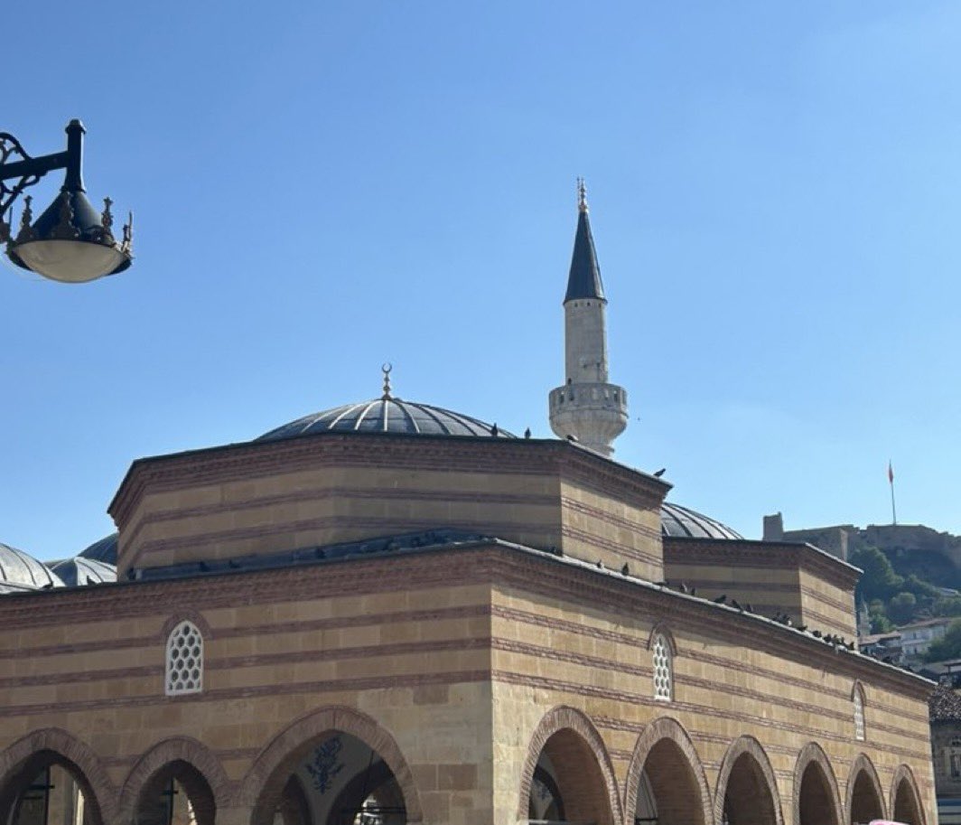 ProfKaramustafa's tweet photo. “Sevgili Peygamberimiz
Hz Muhammed (SAV)
sevinince toprağa,
üzülünce gökyüzüne bakarmış.

Yerde tevazu, gökte ferahlık vardır.”

#HayırlıCumalar https://t.co/HsNeOUOkFx