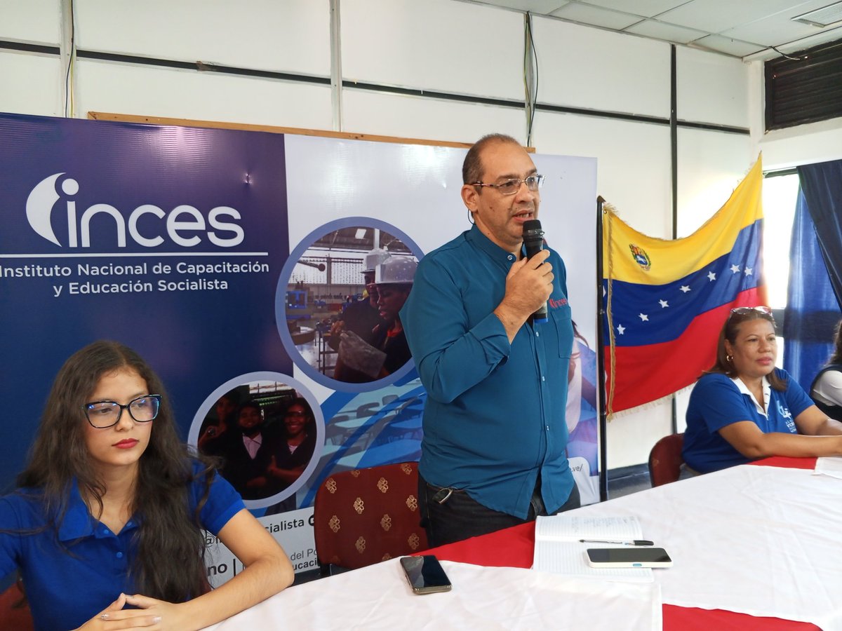 IBarinas21's tweet photo. Gerente regional, Alvaro Oviedo, coord. del PNA, Delia Barrios, representante de la entidad de trabajo Distriboca, Alimar Camacho y aprendiz en fase práctica, dirigieron palabras de felicitaciones e impulso al grupo de jóvenes durante acto de firma de contratos

#AprendeLaTécnica https://t.co/W5d3IyY4xj