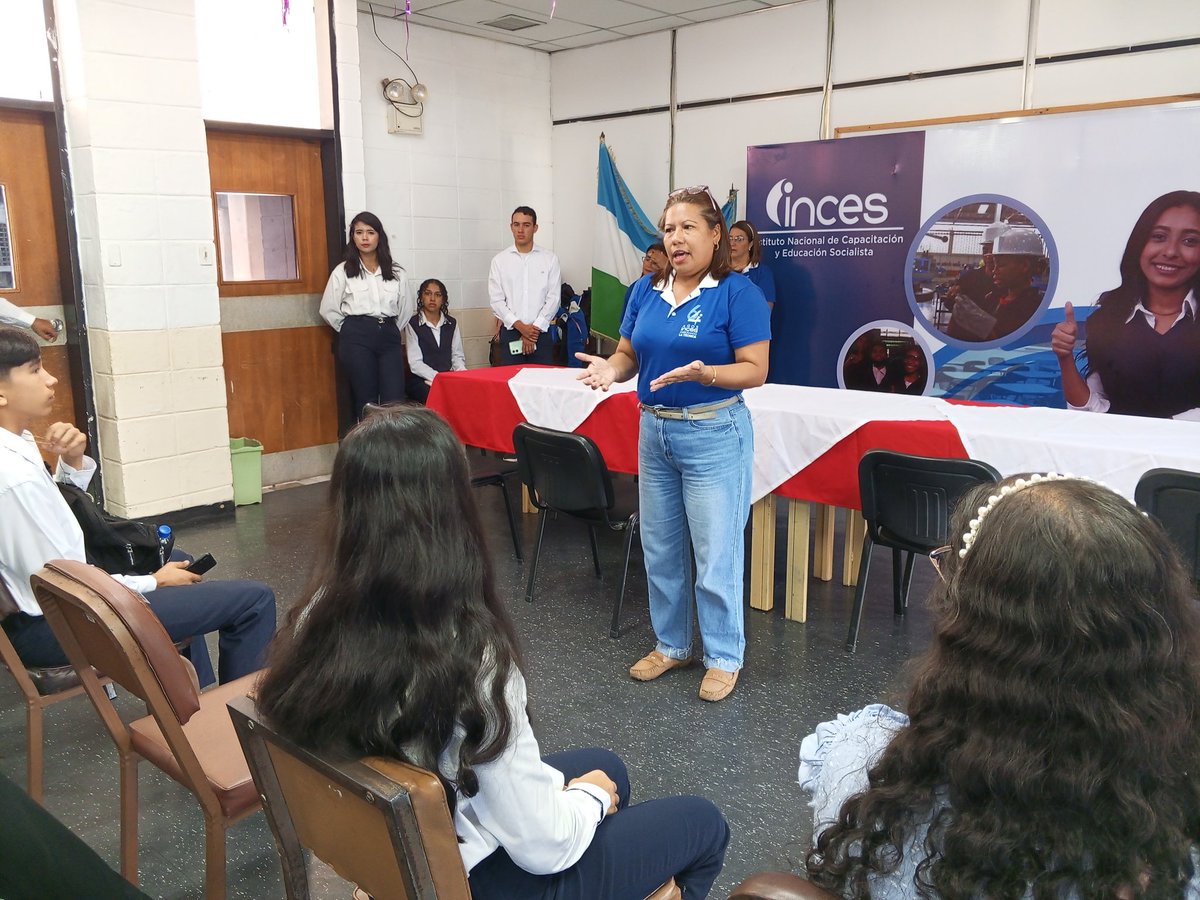 IBarinas21's tweet photo. Gerente regional, Alvaro Oviedo, coord. del PNA, Delia Barrios, representante de la entidad de trabajo Distriboca, Alimar Camacho y aprendiz en fase práctica, dirigieron palabras de felicitaciones e impulso al grupo de jóvenes durante acto de firma de contratos

#AprendeLaTécnica https://t.co/W5d3IyY4xj