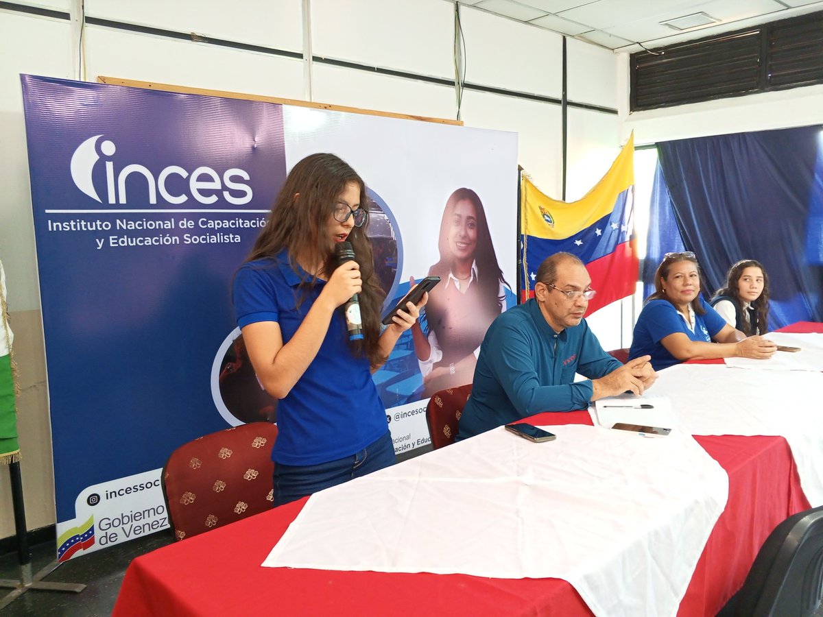 IBarinas21's tweet photo. Gerente regional, Alvaro Oviedo, coord. del PNA, Delia Barrios, representante de la entidad de trabajo Distriboca, Alimar Camacho y aprendiz en fase práctica, dirigieron palabras de felicitaciones e impulso al grupo de jóvenes durante acto de firma de contratos

#AprendeLaTécnica https://t.co/W5d3IyY4xj