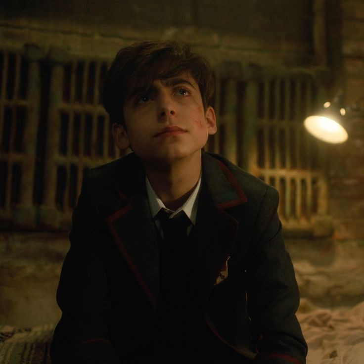 peliculaluvr's tweet photo. Five Hargreeves, a man who sacrificed a lot for his family WILL NEVER DO THAT TO DIEGO. 

and I will always stand by with that statement. 

#TheUmbrellaAcademy https://t.co/rdSkyGgC15