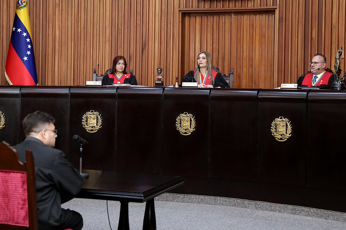 En representación de Soluciones por Venezuela se encuentra presente Christian Chirinos cumpliendo con el llamado del Alto Juzgado de comparecer ante la Sala Electoral del #TSJ