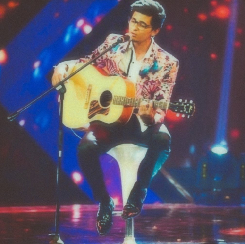 RavalRomeo's tweet photo. A decade ago,a guy in a yellow sweater sang 'pehli mohabbat' on tv and stole thousands of hearts.Ten years later,he's still capturing millions with his music and passion.Cheers to a decade of music and memories.
@DarshanRavalDZ
#darshanraval https://t.co/MiNomhqEUZ