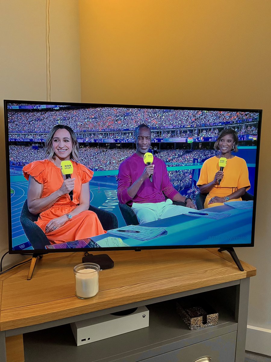 US2UConsulting's tweet image. US2U Consulting corporate colours on display in the BBC studio at the Olympics tonight.. #OlympicGames #US2U 🟠🟣🟡