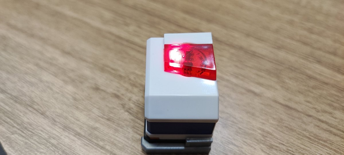 ASTRAY_RED's tweet photo. SMPジェイデッカーのパトランプを光らせてみました。
工作は簡単で、W-PARTSのLEDモジュールと電池と11mmまで穴を開けられるリーマー
パトランプの付く天面に11mmの穴を開けます。
電池をセットしたモジュールを裏に貼り付け完成です。
誰でも出来る簡単改造ですw https://t.co/jZhx5XRVxD