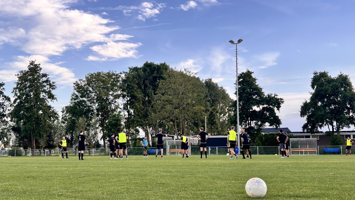 asvarkel's tweet photo. Ook op Schoonzigt rolt de bal weer, 1e training A-selectie ASV Arkel. #schoonzigt #asvarkel π΅βͺοΈβ½οΈππΌ https://t.co/zCvP7lsa2o
