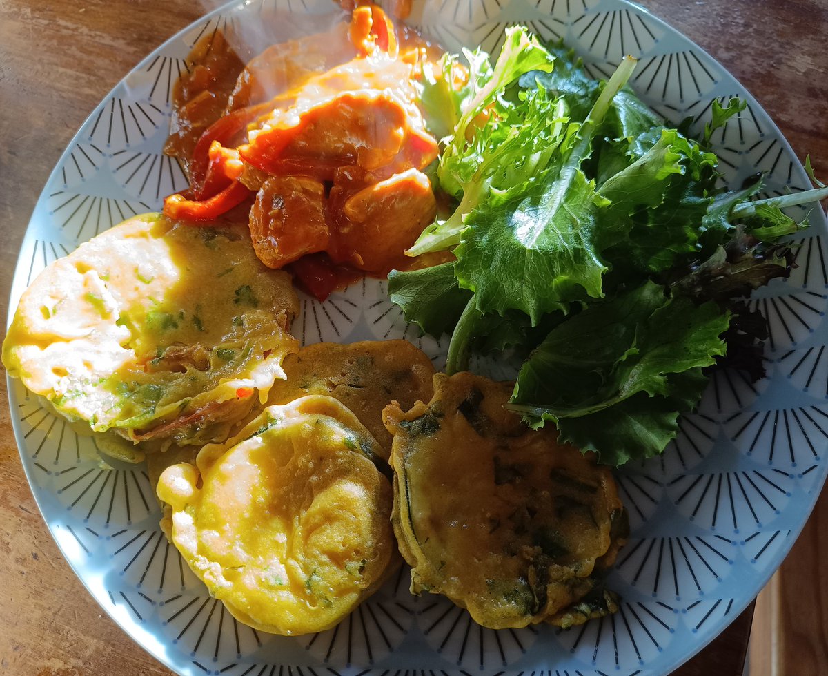 laranquette's tweet photo. Comme @OlivierCOSTE2 ne venait pas manger ce soir, j' ai pu faire des beignets à la farine de pois chiches #bio #madeinyonne #directproducteur. Tu vois @sbneveux  on peut valoriser le #planproteines de manière goûteuse 😜 poke @Aurel_Grains influenceur pois chiches 👍 https://t.co/YH3UaB5HXR