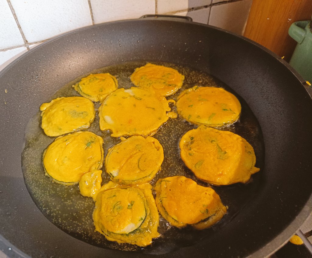 laranquette's tweet photo. Comme @OlivierCOSTE2 ne venait pas manger ce soir, j' ai pu faire des beignets à la farine de pois chiches #bio #madeinyonne #directproducteur. Tu vois @sbneveux  on peut valoriser le #planproteines de manière goûteuse 😜 poke @Aurel_Grains influenceur pois chiches 👍 https://t.co/YH3UaB5HXR