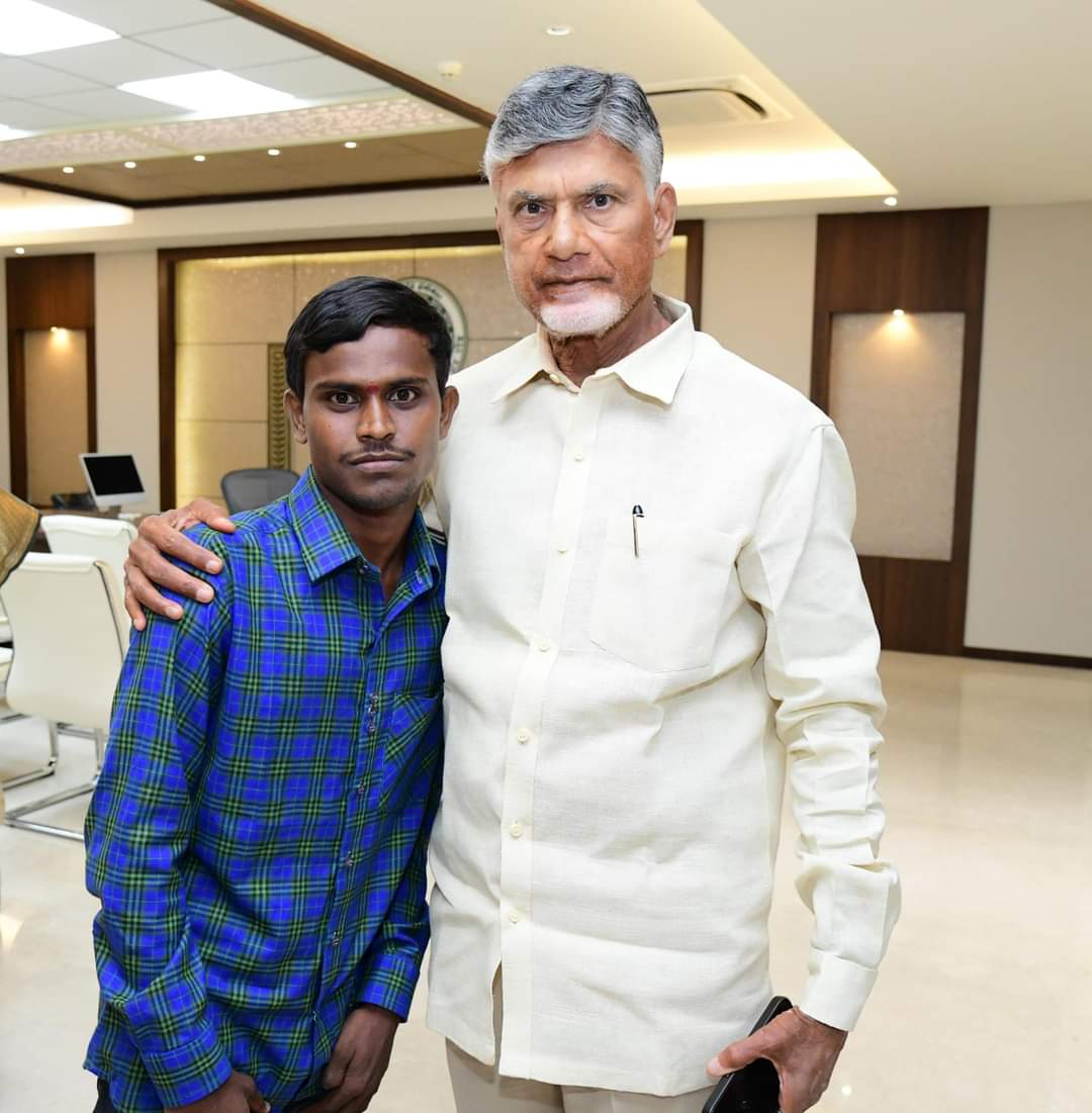 SujathaPeethala's tweet photo. Tq👌@ncbn sir,దెందులూరుకు చెందిన దుర్గాదేవి,వినుకొండకు చెందిన శివరాజుయాదవ్ లను తన సిబ్బంది ద్వారా పిలిపించుకుని ఆప్యాయంగా మాట్లాడిన సీఎం చంద్రబాబుగారు,ఏ ఊరు పర్యటనకు వెళ్ళినా అక్కడ తన స్కూటీతో ప్రత్యక్షమయ్యే ఆ ఇద్దరు టీడీపీ పార్టీకి వీరాభిమానులు.వారి అభిమానాన్ని గుర్తించిన #cmsr https://t.co/cudf0KemEO