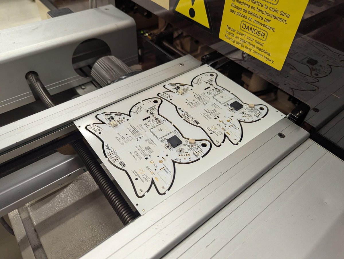 Volgende week is het Fri3d Camp 2024! Hoog tijd dus om één van onze sponsors in de verf te zetten. Als elektronica-designhouse zorgt Dekimo voor de bestukking en enkele componenten van de badge, waardoor we aan elke deelnemer een badge kunnen overhandigen 😍🙏