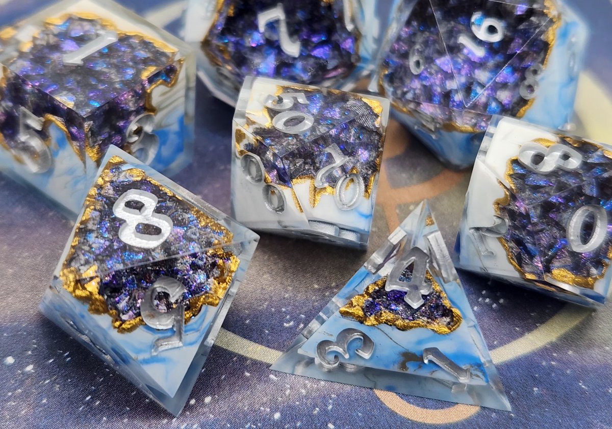 Sinnamon_Dice's tweet photo. Cracked Porcelain Dice Set 💠
#dnd #ttrpg #handmadedice #dice #dungeonsanddragons https://t.co/HqNISdMkY9