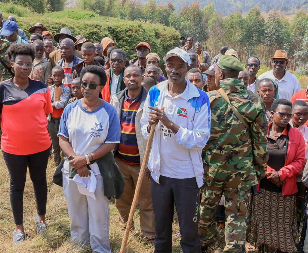 RTNBurundi's tweet photo. @BurundiGov Le Vice-Président de la République Prosper Bazombanza appelle la population de #Mugamba à s'atteler au travail, à éviter l'oisiveté et la consommation des boissons prohibées, à développer la filière d'avocats qui emboîte le pas au thé, dans les cultures d'exportation. https://t.co/c93NkVbrpR