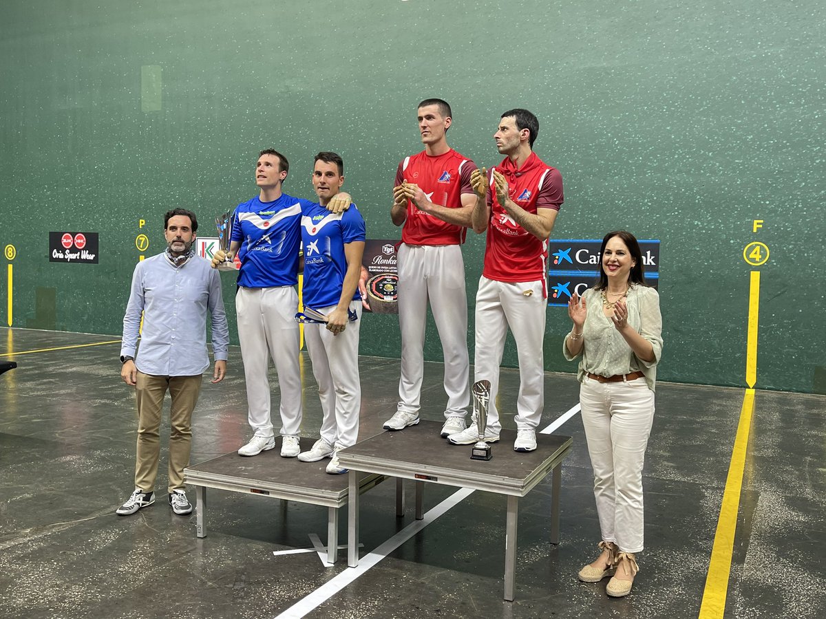 vitoriagasteiz's tweet image. Arratsaldean Ogeta pilotalekuan, Ana López de Uralde Kirol zinegotziaren eskutik, Andre Maria Zuriaren Trofeoaren finalaz gozatzeko eta Altuna eta Rezustari txapeldunen trofeoa eman die
#GasteikoJaiak2024 #pilota