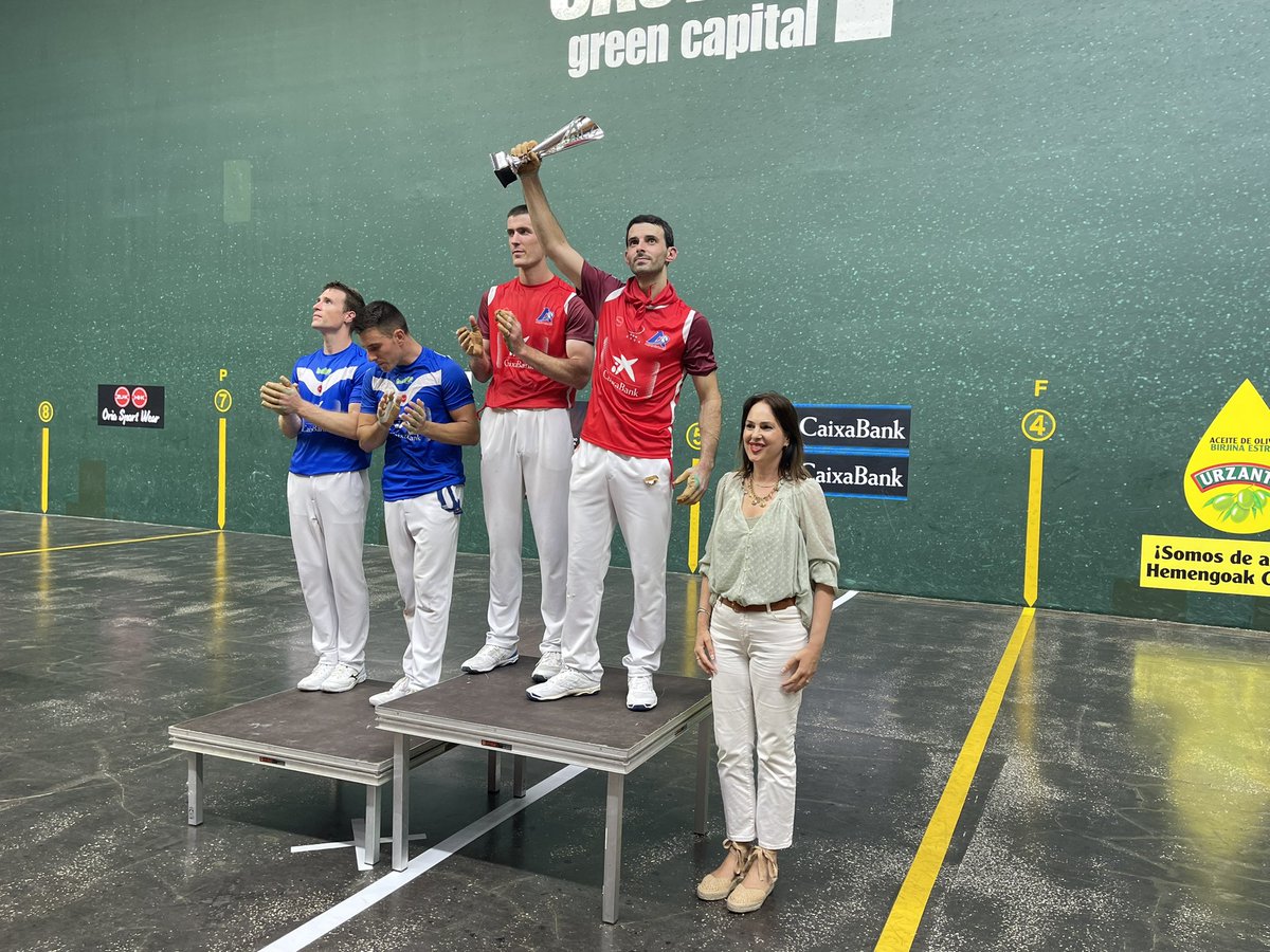vitoriagasteiz's tweet image. Arratsaldean Ogeta pilotalekuan, Ana López de Uralde Kirol zinegotziaren eskutik, Andre Maria Zuriaren Trofeoaren finalaz gozatzeko eta Altuna eta Rezustari txapeldunen trofeoa eman die
#GasteikoJaiak2024 #pilota