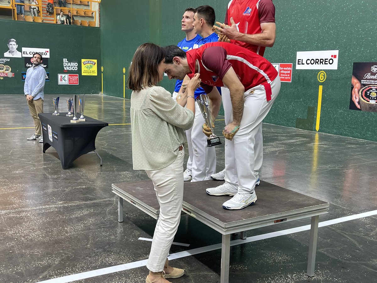 vitoriagasteiz's tweet image. Arratsaldean Ogeta pilotalekuan, Ana López de Uralde Kirol zinegotziaren eskutik, Andre Maria Zuriaren Trofeoaren finalaz gozatzeko eta Altuna eta Rezustari txapeldunen trofeoa eman die
#GasteikoJaiak2024 #pilota