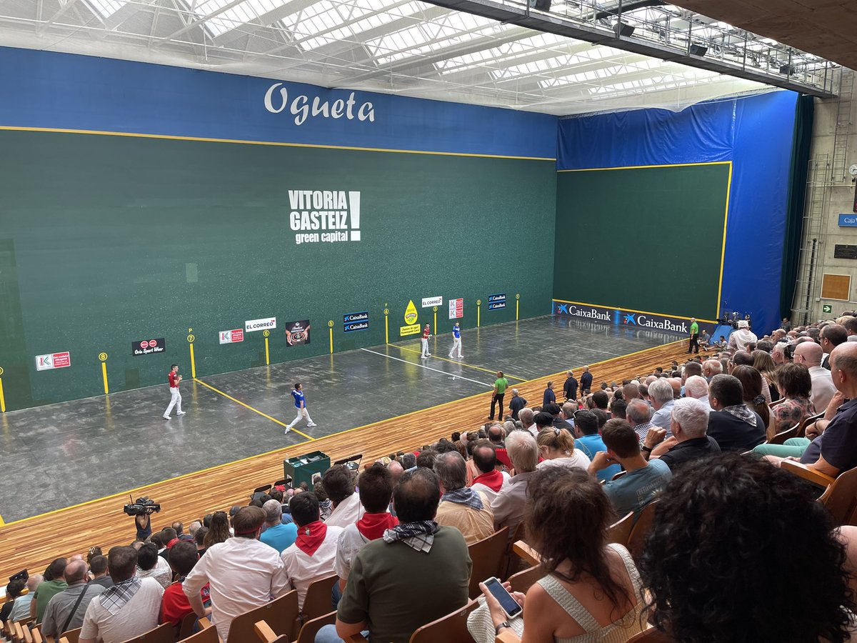 vitoriagasteiz's tweet image. Arratsaldean Ogeta pilotalekuan, Ana López de Uralde Kirol zinegotziaren eskutik, Andre Maria Zuriaren Trofeoaren finalaz gozatzeko eta Altuna eta Rezustari txapeldunen trofeoa eman die
#GasteikoJaiak2024 #pilota
