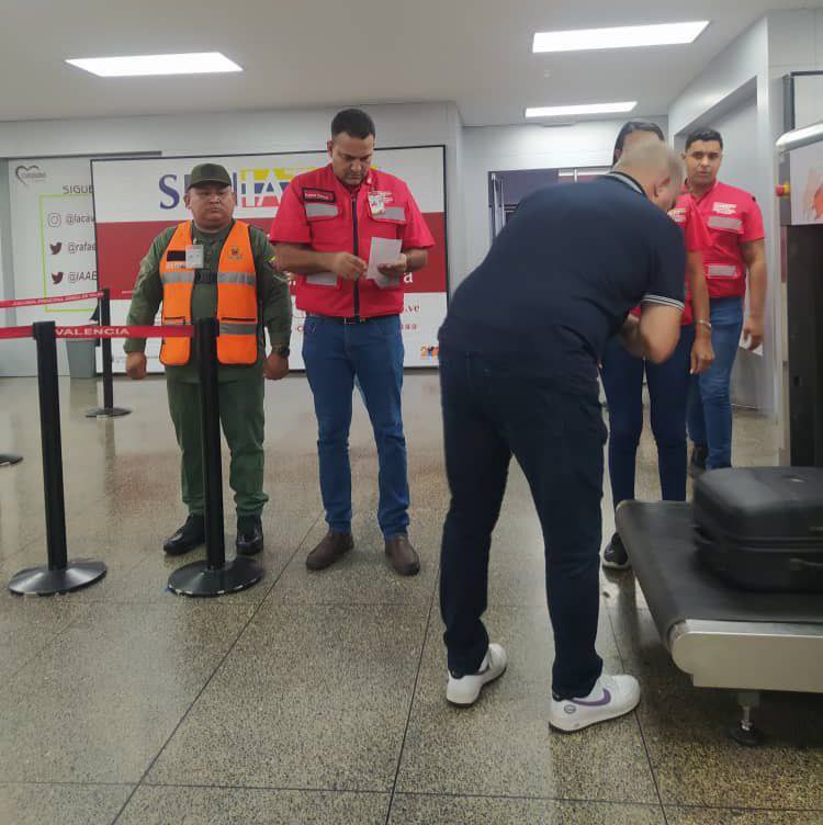 ResguardoNac's tweet photo. 🗣️ EsNoticia || #8Ago, continúan desde  el Aeropuerto Internacional Arturo Michelena, nuestros GNB de la Región Central apoyan a funcionarios del SENIAT, en el control y verificación de artículos nuevos y/o usados en cumplimiento al Régimen de Equipaje. https://t.co/Oqq53oCaar