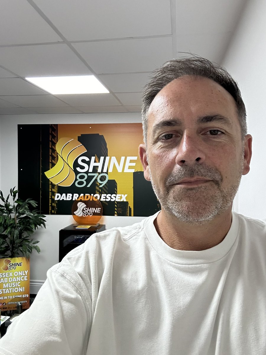kitchenravingm1's tweet photo. Its little old me innit, up on the hour 8-10pm for Kitchen Raving Misbehaving on the big one, We Are Shine Shine879. 💪💪💪

Lets go. #kitchenravingmisbehaving #shine879 https://t.co/fJYp4J7oSo