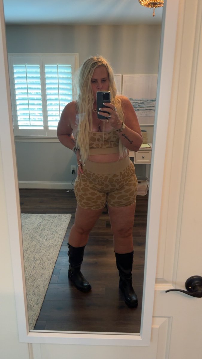 camikourtesis's tweet image. cute fit w #motoboots #yogafit shop here ltk.app.link/R02MolQUTLb