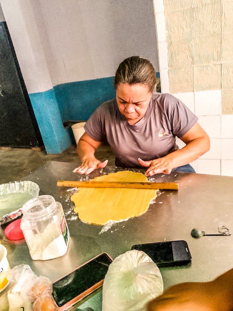 ¡Endulzando paladares !

En cfs Villa del Rosario del Inces Zulia, 18 talentosos participantes han transformado simples ingredientes en una obra culinaria. Con dedicación han aprendido las técnicas del perfil pastelero, elaborando un exquisito pie de limón

#PuebloSonrienteYEnPaz
