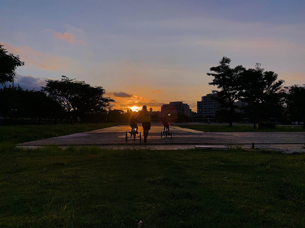 1tocodegente's tweet photo. O🌞reluzente dá pra vida contorno
Brilha cintilante, como joias e adornos
Ansiosamente, a gente guarda o retorno
E torno a encontrá-lo contente
Pq no fundo, no fundo, nós sente
Q o mundo sozin seria entediante
O amor é o tempero que o faz interessante
E SÓ se prova coletivamente! https://t.co/GiLqek8OjM