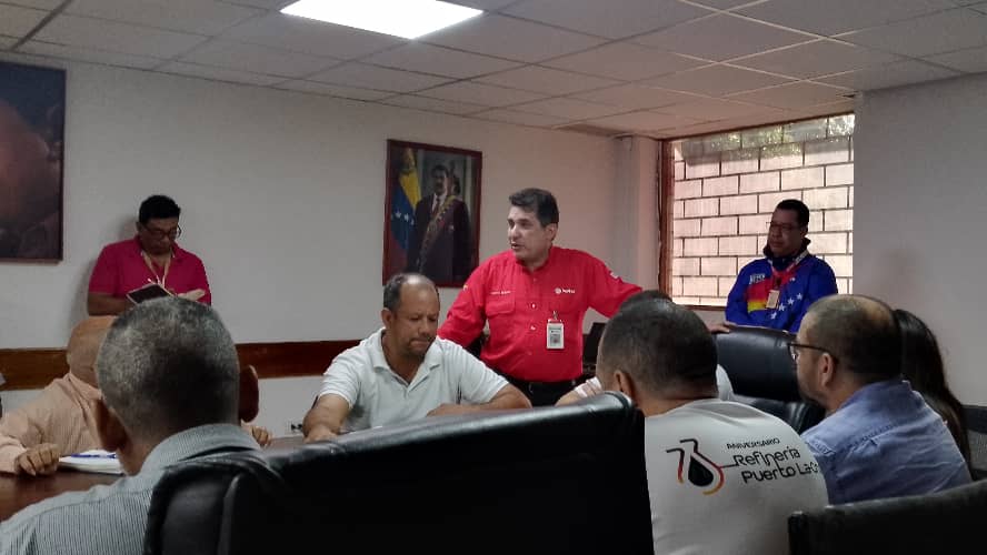 PDVSA_RORIENTE's tweet photo. 🇻🇪 Vicepresidente de Refinación de @PDVSA Gustavo Boadas, realizó un recorrido y visitó las áreas operacionales de Refinación Oriente para hacer seguimiento a los planes de mejoras y optimización de los procesos en las áreas.

@NicolasMaduro
@TellecheaRuiz https://t.co/lygys5coFK