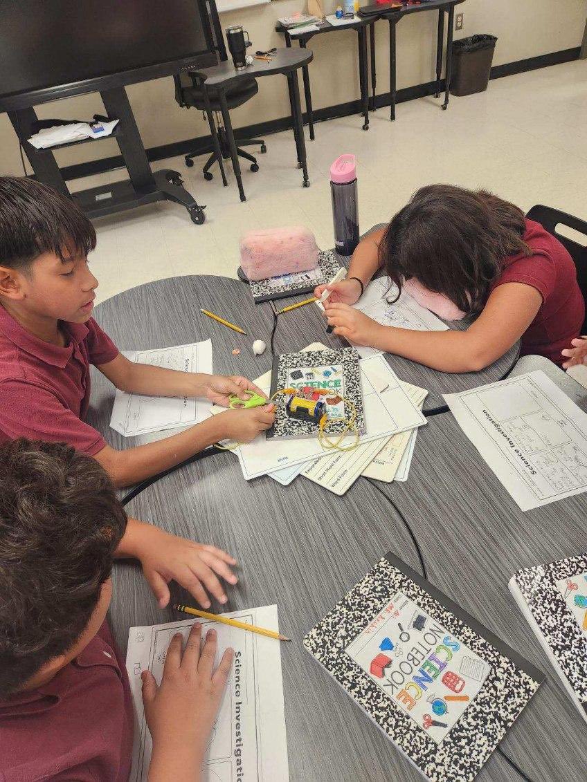 AGonzalez_CAPES's tweet photo. Capi 5th graders 'powering' their learning with hands-on Science! https://t.co/P2HFqFs811