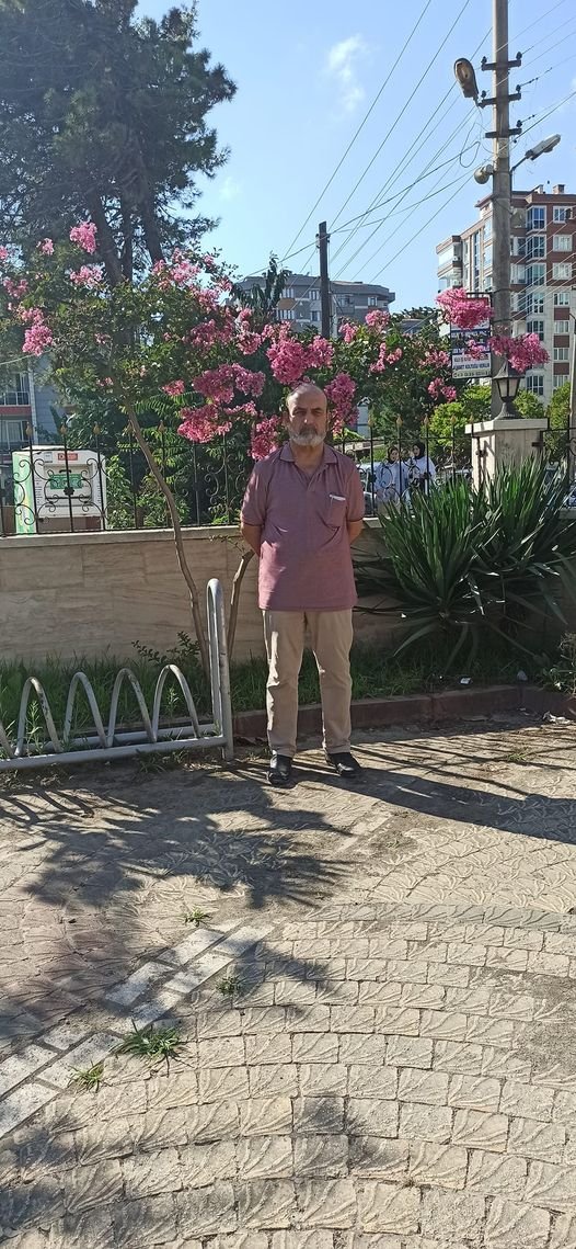 TC_TOPRAK_'s tweet photo. DİKKAT ... ÇOK AMA ÇOK ÖNEMLİ LÜTFEN OKUYUN VE PAYLAŞIN..:
Bir benzin istasyonunda arabasına benzin doldurmakta olan bir bayanın yanına gelen birisi boyacı olduğunu söyleyerek, hizmet amacıyla kibarca kartını sunuyor. Bayan kartı aldıktan sonra arabasına biniyor.
 Adam da başkasının kullandığı bir arabaya biniyor. Bayan, istasyondan çıkmaya hazırlanırken arkadaki arabanın da ayni anda istasyondan çıktığını ve kendisini takip ettiğini fark ediyor. Bayan o anda bir baş dönmesi ve zor nefes almakta olduğunu hissediyor. Camı açmak isterken, adamın verdiği kartı alan elinden tuhaf bir koku alıyor. Arkadakilerin de nerdeyse kendi arabasına yapışırcasına yaklaştıklarını görüyor. Kaybedecek zaman olmadığını düşünerek basıyor gaza, o hızla giderken ilk gelen park yerine dalıveriyor.
 Sert bir frenle durduruyor arabayı, ayni anda da kısa aralarla bastığı klaksonla imdat işareti verircesine durmadan velvele saçıyor ortalığa. Başkalarının da bulunduğu park yerine gelen ikinci araba var hızıyla çıkış yönünden park yerini terkedip uzaklaşıp gidiyor. Adamlardan böylece kurtulan bayan, uzun bir süre sonra kendine gelebiliyor ve normal nefes almaya başlıyor.
 Bayanı böyle çok ciddi bir duruma sokan bir maddenin karta sürülmüş olduğu anlaşılıyor.
 Adı, BURUNDANGA olan bu uyuşturucu madde, bir kişinin üstündekileri çalmak veya başka kötülükler yapmak için kullanılıyor.
 Basit bir kart üzerine kolayca sürülebilen bu uyuşturucu, cinsel taciz amaçlı kullanılan uyuşturucuya nazaran dört defa daha tehlikeli.
 Yolda, çarşıda, pazarda tanımadığınız birisinden ve hele yalnızken asla böyle bir kart almayın sakın. İkametgâhlara kadar gelerek hizmet sunanlarında kullandığı bir yöntem bu. Uyanık olun .
 Yeni teknolojinin yararlı hizmetlerini kullanarak, bu bilgileri çok geniş bir dağıtımla çevrenize duyurabilme çabanız için teşekkürler...
 Emniyet Genel Müdürlüğü,,