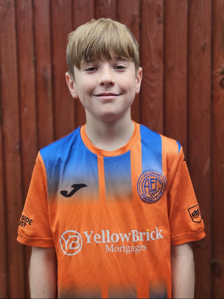 Charlie signs a new one year deal. Charlie has been a warrior now for 3/4 seasons. Started off upfront but a change of position switching to the back has seen Charlie come alive. Grit and determination in the bucket loads 💪🏼🔵🟠