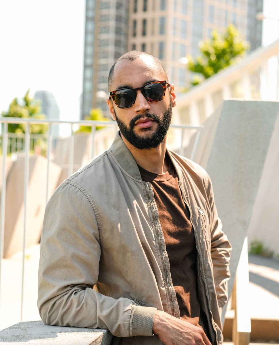 The ECHO is the perfect blend of form and function. With a sculpted square shape and bold lines, it suggests that it is all style—but actually, it's all substance.