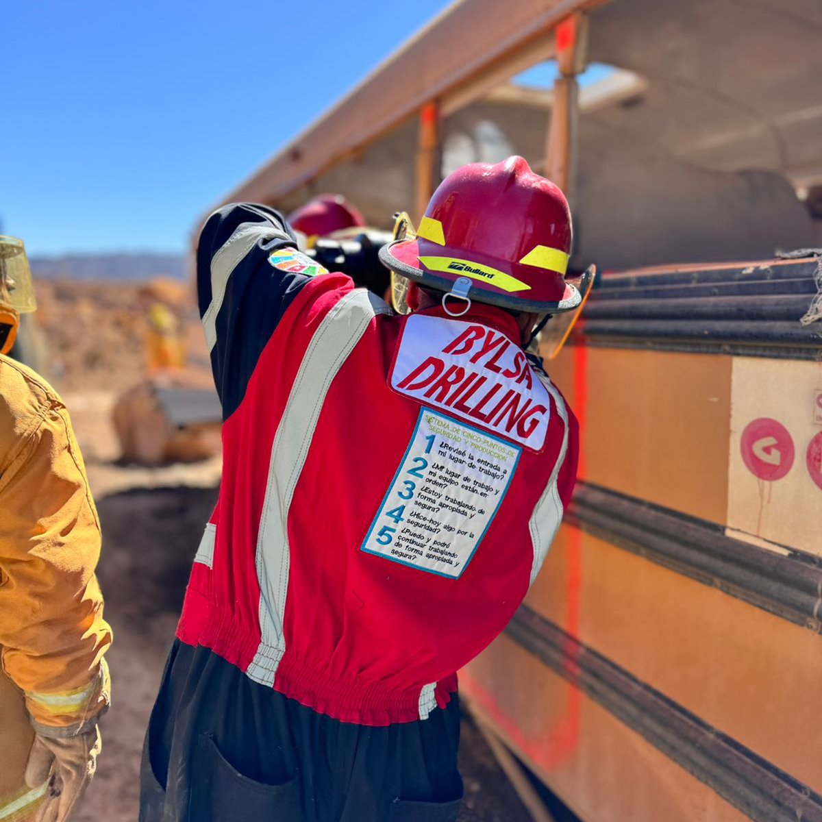 bylsadrilling's tweet photo. En Bylsa Drilling promovemos el desarrollo profesional con programas de capacitación continua. Nuestro equipo recibió formación en extracción vehicular, impartida por el cliente, para reforzar la seguridad y protección de todos nuestros colaboradores. https://t.co/rmHs4SR1xQ