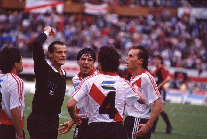 xaviercarp's tweet photo. Algunos idiotas elogian a este payaso que desvirtuaba todos los partidos. Tipo limitado, resentido, admirador de la dictadura de los 70. Una mierda de persona que le hizo creer a los idiotas que es honesto. #River #Castrilli https://t.co/gqrYiWFcxh
