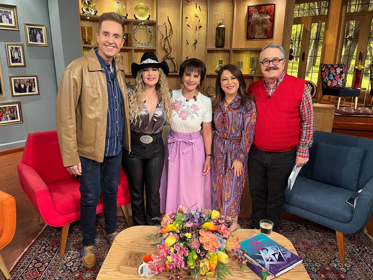 ¡Qué gusto recibir en el foro de #Ventaneando a grandes estrellas como #AliciaVillarreal! #LoVisteEnVentaneando. 📺 💚