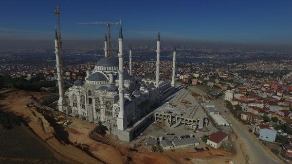 Saka_larr's tweet photo. MÜTHİŞ TESPİTLER !
İTÜ Mimarlik fakültesi Dekanı
Prof dr. Doğan Kuban(1926-2021)
“Çamlıca'ya inşa edilen camiyi konuşmaya bile değmez, Sultanahmet'in kopyası, cami dediğin cemaat uğradığı zaman cami olur, dağa tepeye cami yapılmaz, Anadolu'yu dolaşın, bulamazsınız. Bunlar israf ve gösteriş için yapılıyor. 
★
“Restorasyon, ancak ideal tarih bilinciyle mümkün olur, kendimizi kandırmayalım, bu bilinç bizde eskiden de yoktu, padişah bile babasının yaptırdığı evi yıkar, kendisininkini yapardı, yıka yıka giderdi, Topkapı da buna dahildir, göçerliktir bu.”
★
“İstanbul'da artık plan yapılamaz, dünyada da bu kadar büyük şehri planlayamazsınız, çareyi Anadolu'da aramalı, Anadolu şehirlerini eğitim ve sanayiyle cazibe merkezi haline getirmeli.”
★
Toplumda kültür yok, 200 küsur üniversite var ama, hoca yok, cehalet kurbanı olarak devam ediyoruz, vasatlık her yerde.”
★
“Bir kültürün birikmesi, bakkaldan mal almaya benzemez. Kentli olmak, kente her taşınanın kentli olduğu anlamına gelmez. Kentli olmak, çağdaş uygarlığı bütünüyle olmasa bile, biraz anlamış olmak demektir.”
★
“Beştepe'ye yapılan sarayla ilgilenmedim bile, mimari olarak iyi isimlerle çalışmıyorlar, değerlendirmesi yapılacak bir şey değil, zaten orada asıl mesele yeşili yok etmiş olmak!”
★
“İşe gitmek için her gün yolda üç saat kaybediyorsan, geri kalmış bir şehirde yaşıyorsun demektir.”
★
“Eski Türkiye daha namusluydu. Şimdi namussuz demek istemiyorum, ama cahil olduğu için kolayca kötülük yapabiliyor, haksızlık, adaletsizlik, cahilliğinden kaynaklanıyor, bir gün sonrasını düşünmediği için böyle oluyor.”
★
“Bu ülkede ağaç ve orman katliamı var, su katliamı var, insan ve özellikle kadın katliamı var, hepsinin üzerinde, hayvanlarıyla birlikte doğa katliamı var, kent yaşamı katliamı var.”
★
“Türkiye cehaletiyle övünen bir ülke.”
★
“Türkiye, tarihi hastalığı olan cehalet ve yolsuzlukla savaşıyor. Bu savaşı halk, kendine karşı yapıyor.”
★
“, ister kadınları boğazlamak, ister tarihi ve doğal çevreyi yok etmek, ister ağaç kesmek, ister hırsızlık yapmak, ister tarih bilmeden onunla övünmek, ister dindar olmadan dini istismar etmek… Hepsi cehalete dayalıdır.”
★
“Bürokrasinin cahiller elinde toplanması, hastalık alametidir.”
★
“Çağdaş hiçbir ülke cahil kadrolarla idare edilmez.”
★
“Eğitimin her düzeyde çökmesi, hastalıktır.”
★
“Düşünenler çoğalmadı ve utanmıyoruz. En çok ölüleri, cenazeleri, camileri, AVM'leri, borsaları, gökdelenleri, yolları, sarayları, otomobilleri düşünüyoruz.”
★
“ planlama yok, çünkü planlama yapacak adam işbaşına getirilmiyor, önce yağma yapılıyor, sonra plan yapılıyor, birisi oy almak istiyor, öbürü ev sahibi olmak istiyor, bu ikisi birbirleriyle çok iyi örtüşüyor!”
★
“Türkiye'de felsefe olmadığı için, eleştiri kavramı gelişmedi, az gelişmiş toplumda eleştiri yaptığı zaman, küfür etmiş sayılıyorsun!”
★
“Türkiye Cumhuriyeti, İslam toplumları tarihinde gerçekleştirilen en büyük uygarlık projesidir. 20'nci yüzyılın en büyük toplumsal devrimi, Türk devrimidir. Şimdilerde ise maalesef, İslam toplumlarının çağdaş dünyayla sürüp giden uyuşmazlığı, Türkiye'ye de bulaştırıldı.”
★
“Atatürk ‘benim tek mirasım akıl ve bilimsel düşüncedir' demiş, hiçbir devlet adamı veya devlet kurucusu böyle bir şey söylememiş,
★
“Türk aydını, Amerikan sömürgeciliği ve kırsal kültür tarafından esir alındı, olan bitenler ahlaki ve entelektüel iflastır, aydınlar doğrudan katılmıyor olsalar da, toplumu saran ahlaki çöküntüyü sanki normal bir olguymuş gibi izlemekle yetinerek, hoş göstererek, ona ortak oluyorlar.”
★
“
“Oysa bu toplumda, hangi koşullarda olursa olsun, insanlık için düşünüp çalışacak çok insan olduğunu Kurtuluş Savaşı'nda öğrendik.
Günümüzde de varlıklarıyla geleceği hazırlayan milyonlar var.
Sesleri az ya da çok çıkabilir, düşünceleri bulanık olabilir, ama çağdaş dünyanın ortaklarıdır, bu ülkenin dünyayla er geç buluşacağı tek yol, çağdaş uygarlık yoludur.”
ALINTIDIR