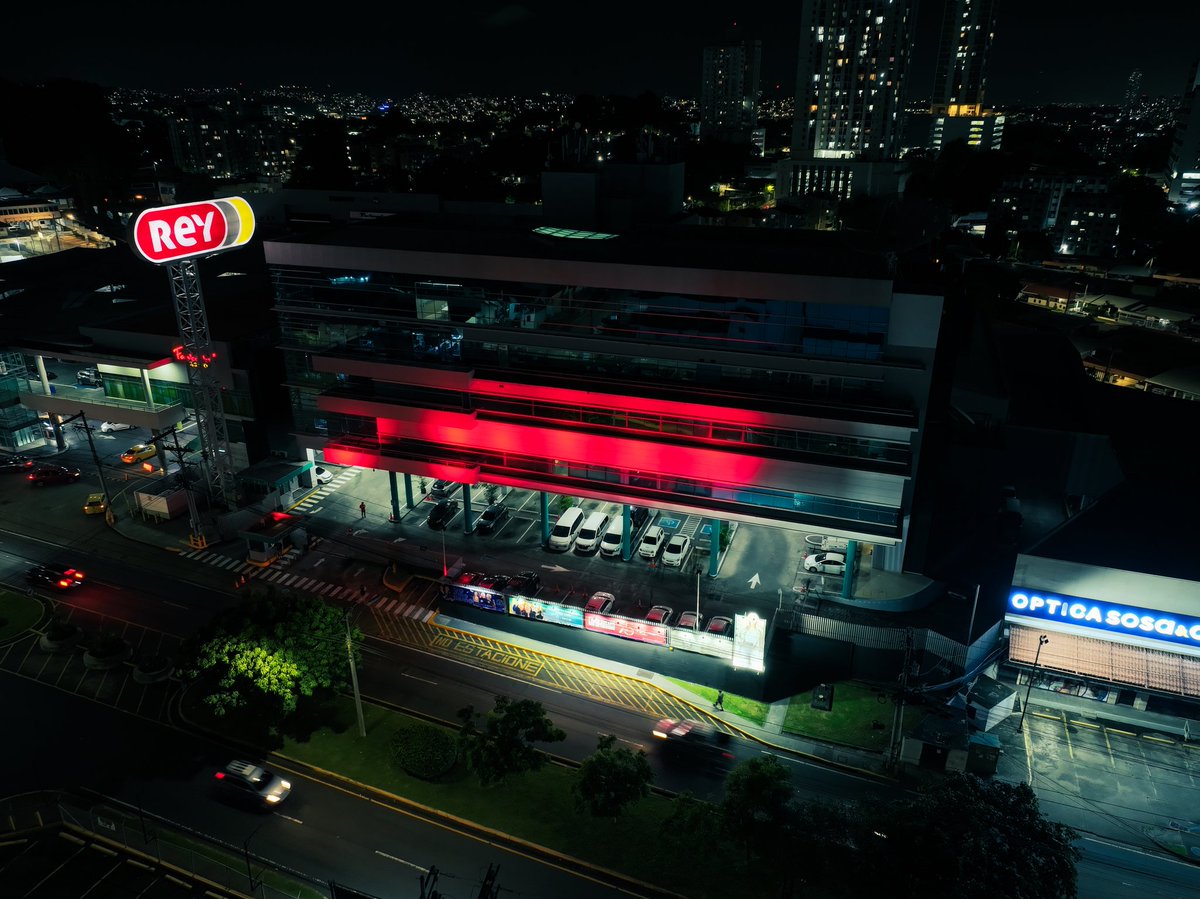 Iluminación del edificio de Medcom en el aniversario de los 75 años de RPC Radio, Siempre! <a href="/DJIGlobal/">DJI</a>  Mavic 3 Pro.