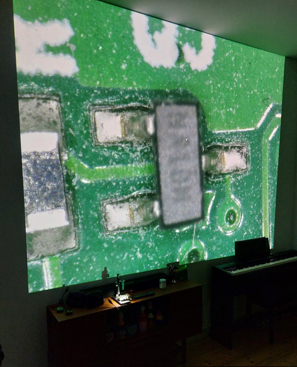 shipilev's tweet image. For digital microscopes, the &quot;magnification rate&quot; is an illusion. If you have a home projector, you can easily get &amp;gt;600x.