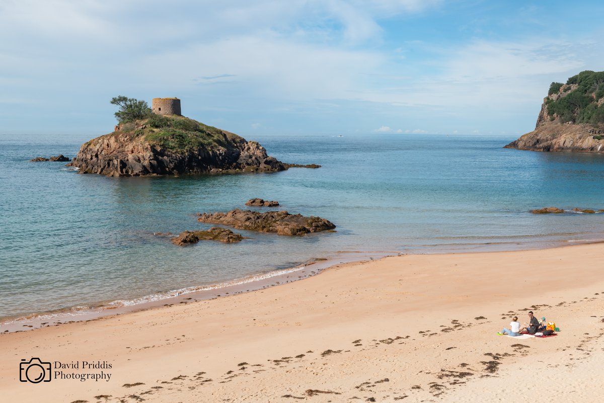 Hoping for another beach day this weekend. I am! 

Do you know the story about Janvrin's Tomb?

Read more here: theislandwiki.org/index.php/Janv…

#portelet #janvrinstomb #jerseyci #beachday