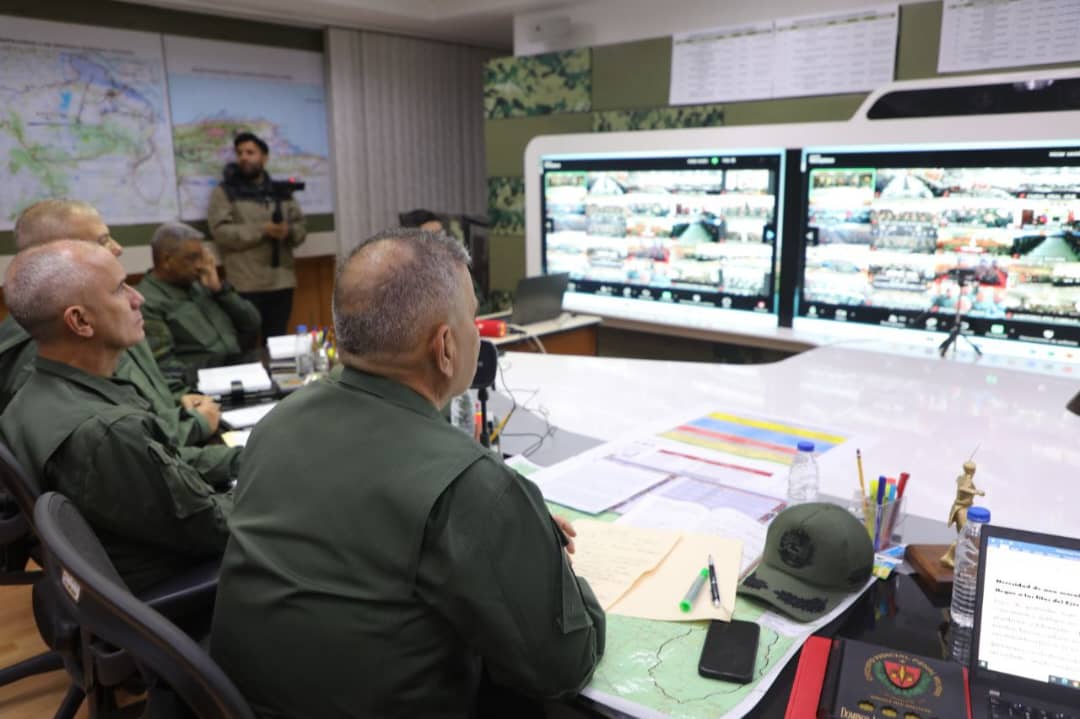 El M/G <a href="/OrnelasFJose/">José Adelino Ornelas Ferreira</a> acompañando al G/J <a href="/vladimirpadrino/">Vladimir Padrino L.</a> y al Estado Mayor Superior Ampliado de la FANB, en videoconferencia castrense, recordando los principios morales que identifican a nuestros soldados y soldadas basados en la lealtad y garantizar la paz de nuestro pueblo.