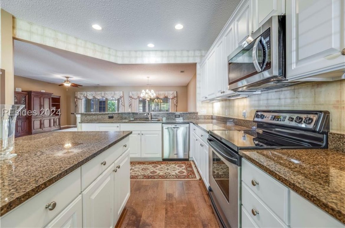PNPRE's tweet photo. 🪧 FOR SALE  
📪 184 Hampton Circle, Sun City -HHI
🏷️ Only $499,900!
2,300 sqft with 2 bedrooms, 2 baths a large office (with built ins) this home is great for everyone. If you like cooking, enjoy the XL kitchen and eat-in dining area. https://t.co/rIS1kIbM6v